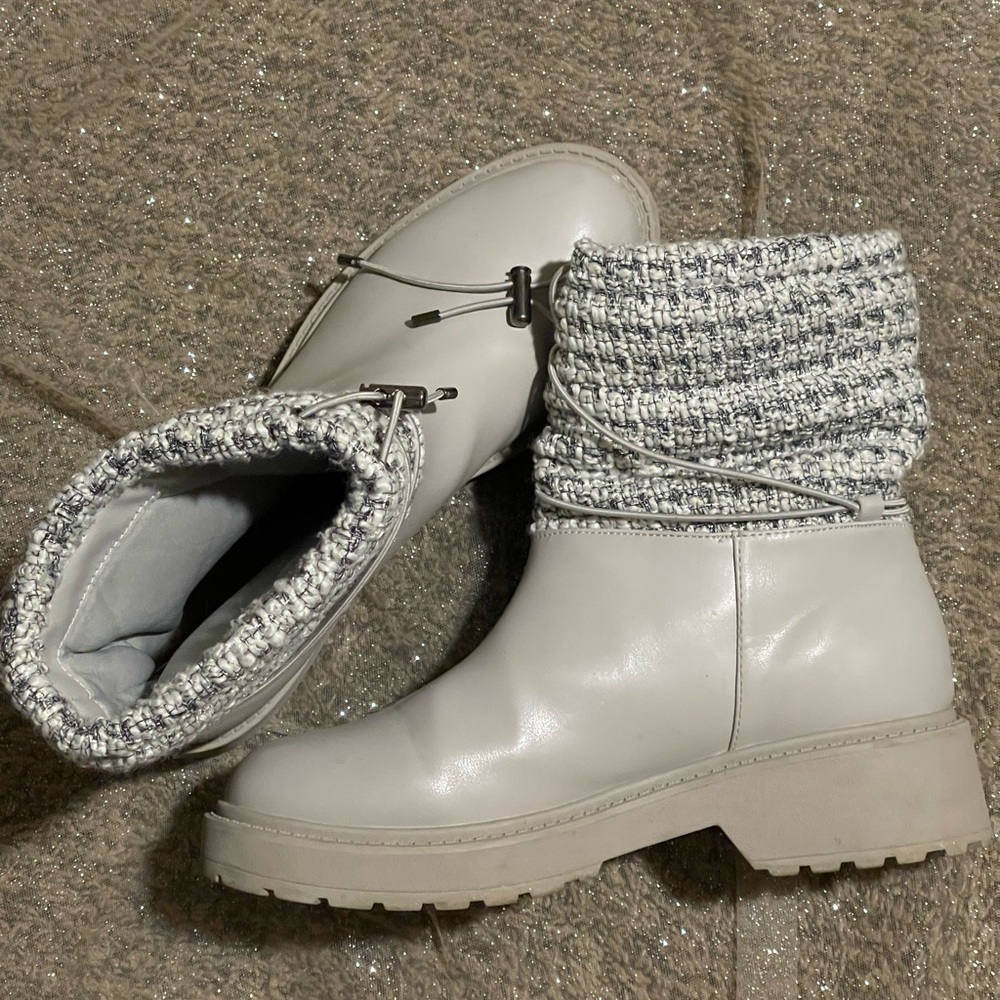 JustFab Gray Knit Cuff Winter Boots